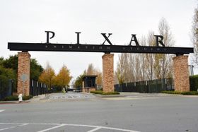 カリフォルニア州エメリービルに立つ、ピクサー本社の正門
