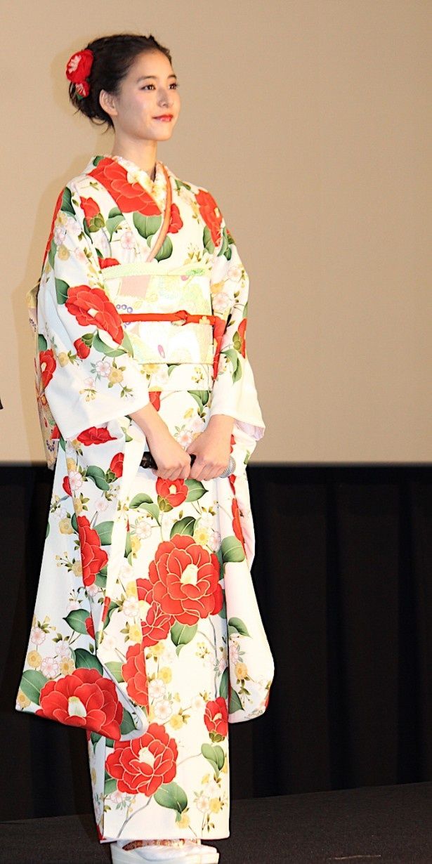 【写真を見る】新木優子、艶やかな着物姿を披露！白地に真っ赤な花があしらわれた可憐な着物姿で登場した