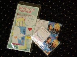 試写会で配布されている、ドナーカードと特製ティッシュ