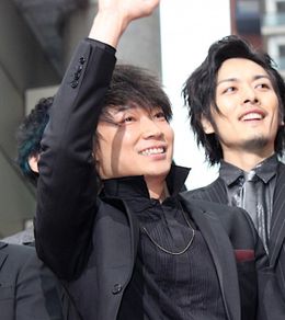 綾野剛、サービス精神たっぷり！会場も大盛り上がり