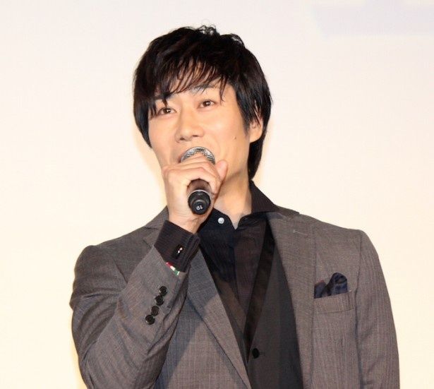 完成披露試写会イベントに登壇した戸次重幸