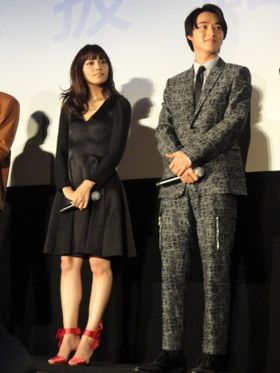 フィット＆フレアの黒ワンピースと大人メークで登場した川口春奈と個性的なスーツの山崎賢人