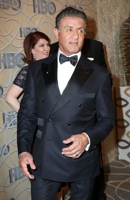 用意されているはずの席がなく、舞台裏から娘たちを見ていたというシルヴェスター