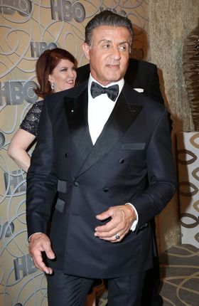 用意されているはずの席がなく、舞台裏から娘たちを見ていたというシルヴェスター