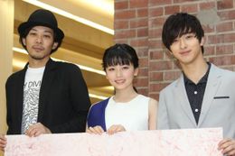 『天使のいる図書館』の完成報告会見に登壇した小芝風花、横浜流星、ウエダアツシ監督
