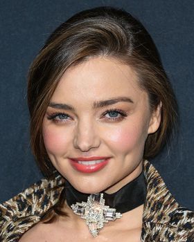 ミランダ・カーがコマーシャル撮影に臨み、その美しさが話題に