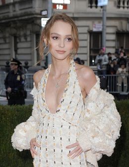 リリー＝ローズ・メロディがカクテルパーティにスーツ姿で参加