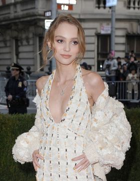 リリー＝ローズ・メロディがカクテルパーティにスーツ姿で参加