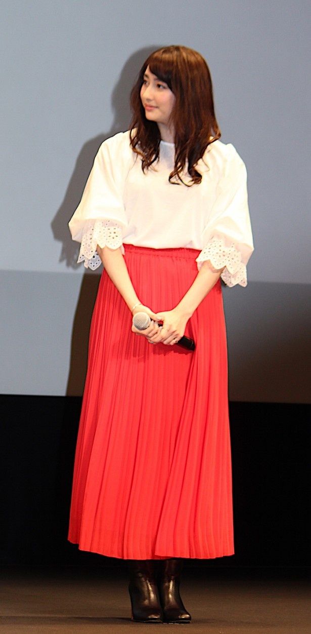 【写真を見る】早見あかり、ふんわり白トップスに赤のプリーツスカート姿で登場！