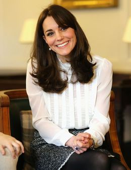 ケンジントン宮殿で歓談するキャサリン妃、この日はリースの白いブラウスを着用