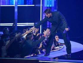 離婚騒動後初めて公の場にジョニー・デップが登場した