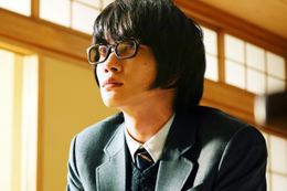 桐山零(神木隆之介)が凛とした表情で真っすぐと前を向く