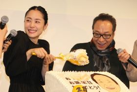 小日向文世に深津絵里がファーストバイト