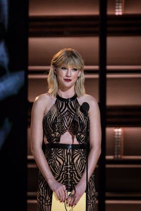 テイラーはデモ参加者にツイッターでエールを送った