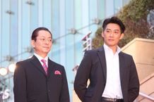 『相棒-劇場版IV- 首都クライシス 人質は50万人！特命係 最後の決断』のイベントに登場した水谷豊と反町隆史