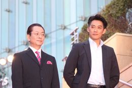『相棒-劇場版IV- 首都クライシス 人質は50万人！特命係 最後の決断』のイベントに登場した水谷豊と反町隆史