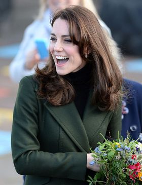 キャサリン妃がホッブスのスーツを着て公務を行った