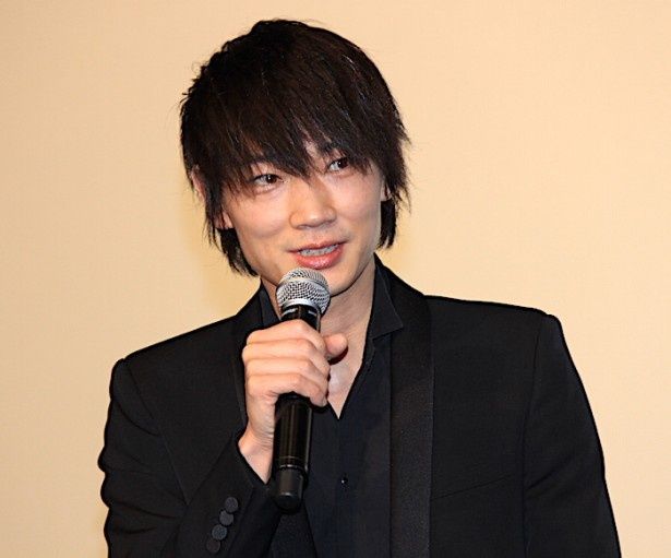 綾野剛、誕生日当日に舞台挨拶！