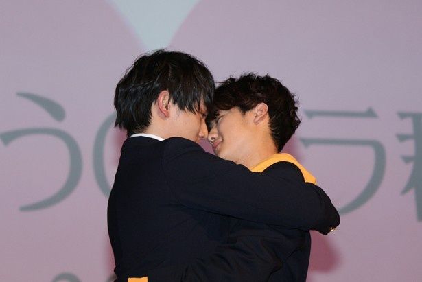 【写真を見る】中川大志と葉山奨之が男同士のキス!?