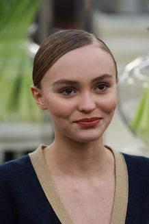 リリー＝ローズがパリで行われたシャネルのショーに登場