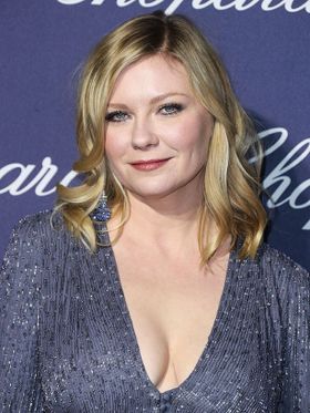 キルスティンが白いミニドレス姿でパリ・ファッション・ウィークに登場