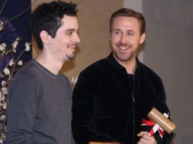 『ラ・ラ・ランド』のライアン・ゴズリングとデイミアン・チャゼル監督が鏡割り