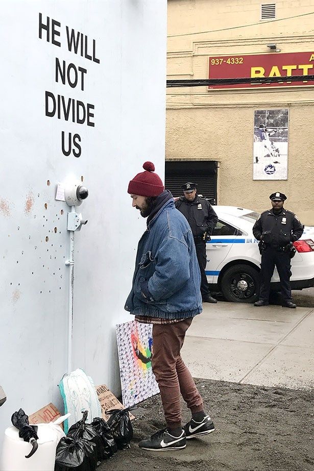 【写真を見る】警察が監視するなか、パフォーマンス現場に現れたシャイア・ラブーフ