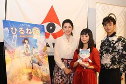 J-WAVE「AVALON」の公開収録イベントに参加した、高畑充希(中央)と満島真之介(右)。写真左は番組アシスタントの杉山セリナ