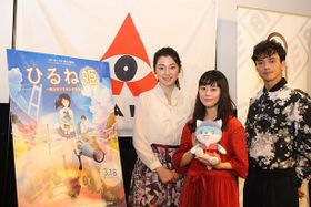 J-WAVE「AVALON」の公開収録イベントに参加した、高畑充希(中央)と満島真之介(右)。写真左は番組アシスタントの杉山セリナ