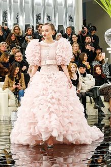 先日はウェディングドレス姿を披露したものの不評だった