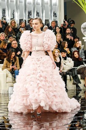 先日はウェディングドレス姿を披露したものの不評だった