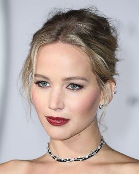 ジェニファーが友人たちとディナーに出かけたところをパパラッチされた