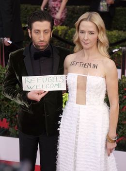 サイモン・ヘルバークと妻ジョサリン・タウンも映画賞で移民政策に抗議した