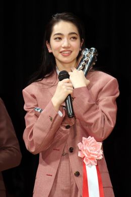 小松菜奈、ヨコハマ映画祭授賞式でのメンズファッションに反響