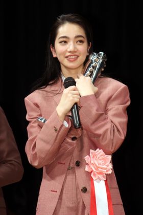 小松菜奈、ヨコハマ映画祭授賞式でのメンズファッションに反響