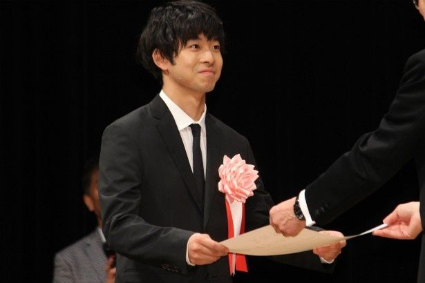 笑顔で賞状を受け取った太賀