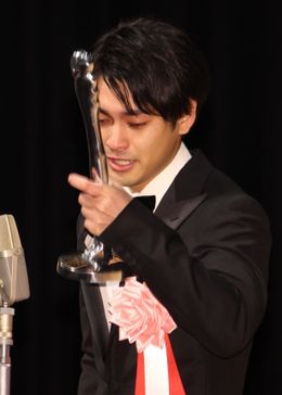 柳楽優弥がヨコハマ映画祭授賞式で男泣き