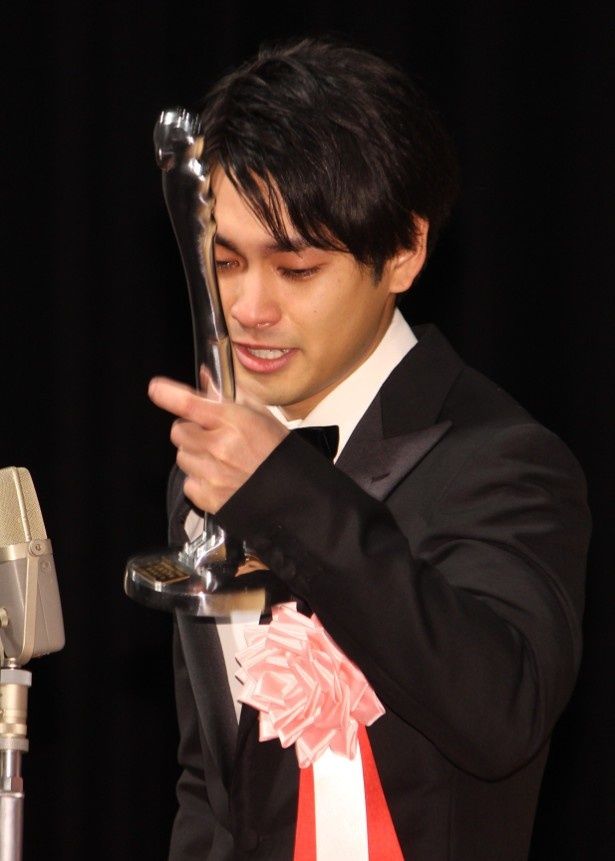 柳楽優弥がヨコハマ映画祭授賞式で男泣き