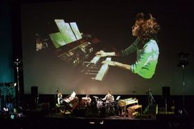 映画館とは思えないほど、その情景は本物のライブのよう