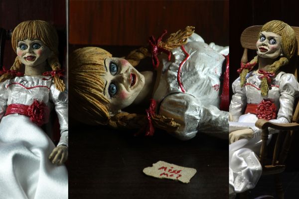 【ホラープレゼント】『アナベル 死霊博物館』アナベル with ショーケース アルティメット 7インチ アクションフィギュア