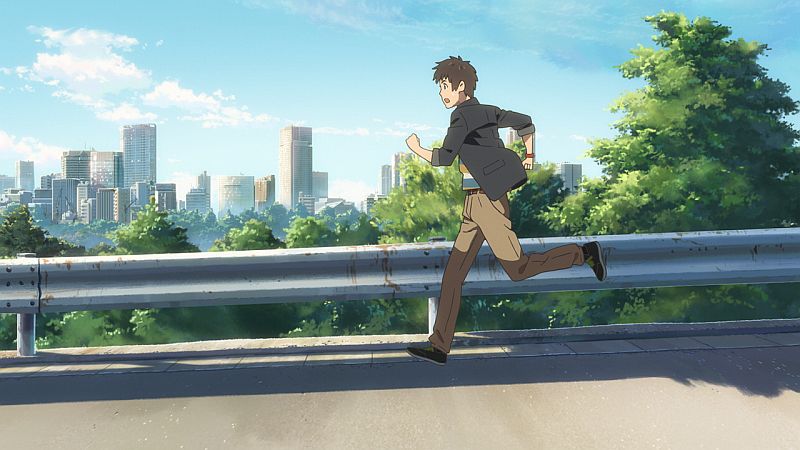 坂道を駆け下りる瀧。その先には何が