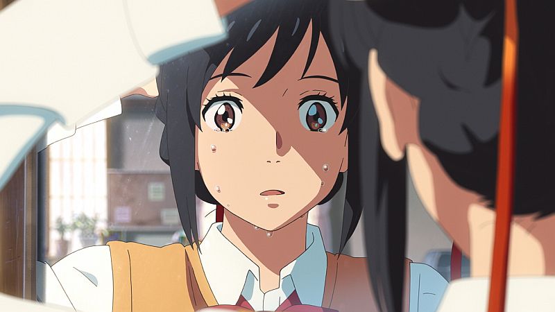 組紐で髪を結う三葉。こぼれる涙の理由は？