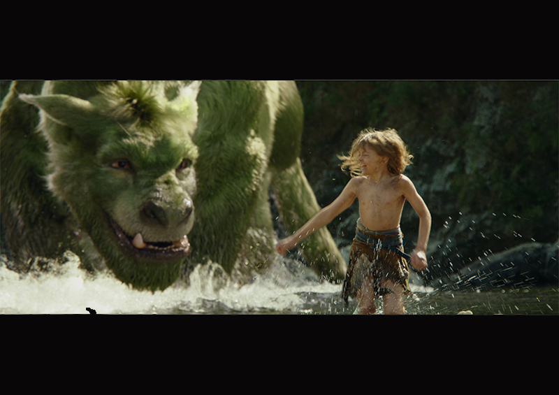森に棲む、緑の毛におおわれた不思議な生き物“エリオット”(映画『ピートと秘密の友達』より)