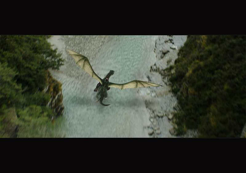 保護されたピートの身を案じ、翼を広げて人間の世界へ飛び立つエリオット(映画『ピートと秘密の友達』より)