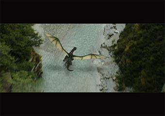 保護されたピートの身を案じ、翼を広げて人間の世界へ飛び立つエリオット(映画『ピートと秘密の友達』より)