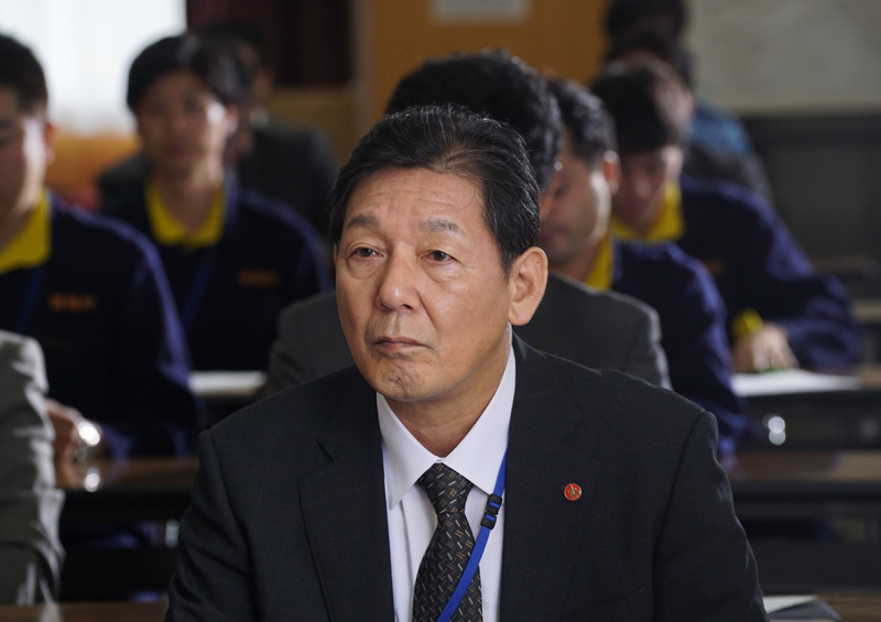 温厚で控えめだが捜査経験豊富で人間観察力が鋭い、捜査第一課・巡査部長の徳重英次(北見敏之)