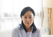 危険を顧みない娘を心配する、塔子の母・如月厚子(神野三鈴)。1年前の事件で被害に遭う