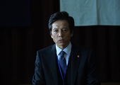 捜査本部の指揮をとる管理官、手代木行雄(勝村政信)。塔子の身を案じ、気にかけている