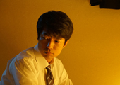 元捜査一課の刑事で塔子の亡き父、如月功(仲村トオル)。ある事件で身体を壊し病死する