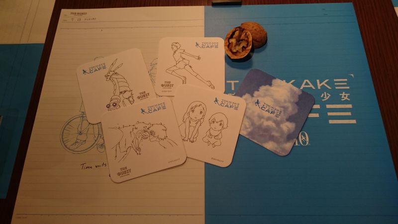 カフェのテーブルには細田作品のキャラクターが描かれたコースターと、「時をかける少女」作中で真琴がタイムリープするきっかけになったクルミが！